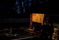 На скоростной дороге М-11 фура протаранила припаркованный ВАЗ и врезалась в металлическое ограждение - ТИА - tvernews.ru - Москва - Санкт-Петербург - Тверь