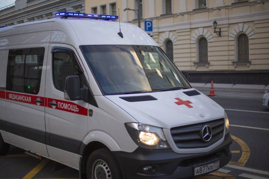Спасатели сняли с крыши многоэтажки мужчину, который мог спрыгнуть - m24.ru - Москва - Можайск