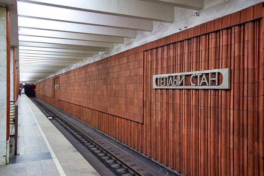 Пенсионерке оказали медпомощь после падения на рельсы в метро - m24.ru - Москва