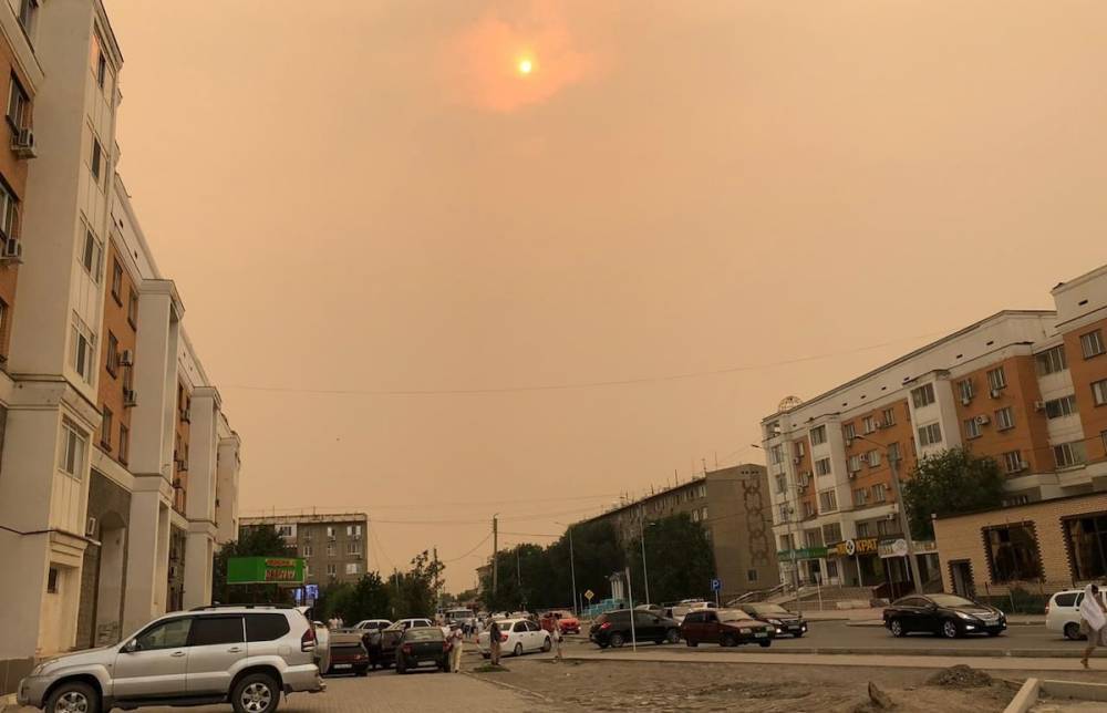 Солнца не видно: синим дымом заволокло Атырау (фото, видео) - nur.kz - Атырау