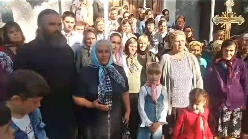 Владимир Зеленский - Петр Порошенко - Зеленский демонстративно игнорирует общину УПЦ, обороняющей свой храм от бандитов «ПЦУ» - politnavigator.net - Украина - Черновицкая обл.