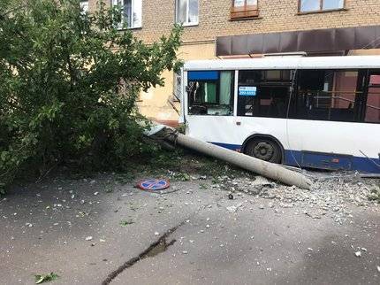 Владимир Петров - Динар Гильмутдинов не поверил в версию водителя автобуса, который вчера врезался в электроопору в Уфе - ufatime.ru