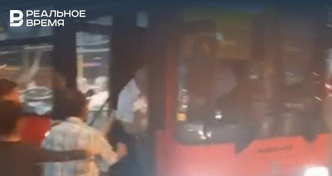 В Казани водитель «краснобуса» подрался с пассажиром, пытаясь защитить девушку - realnoevremya.ru - Казань - Татарстан