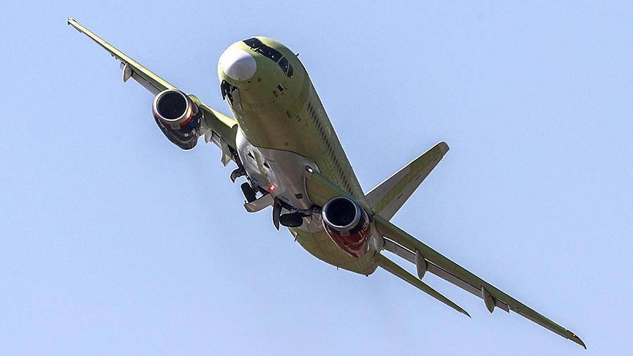 Самолет SSJ-100 экстренно приземлился в Самаре из-за неисправности двигателя - iz.ru - Южная Корея - Краснодар - Тюмень - Самара - Владивосток