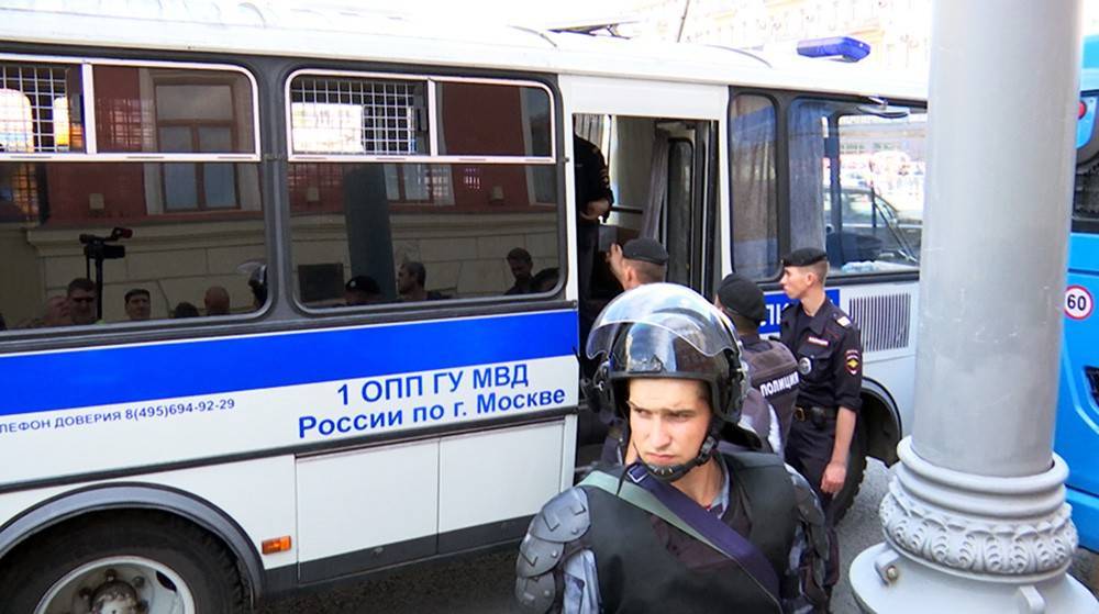 Олег Матвейчев - Политолог назвал незаконные протесты вредительством - tvc.ru - Москва - Россия