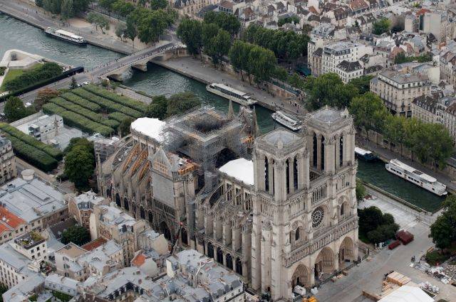 Эммануэль Макрон - Benoit Tessier - В Париже предложили построить временный собор перед Нотр-Дамом - aif.ru - Париж