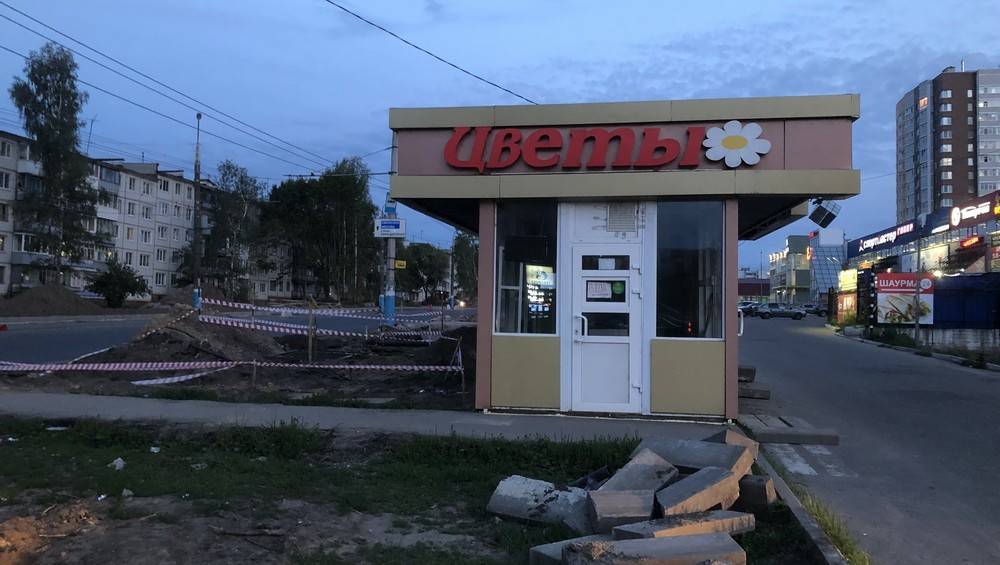 В Брянске цветочный киоск выдержал натиск дорожников - bragazeta.ru - Брянск