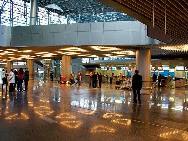 Спасатели эвакуировали 750 человек из тюменского аэропорта - polit.ru - Тюмень