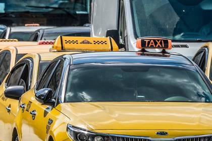 Актер московского театра напился и вырвал дверь такси - lenta.ru - Москва - Калининград