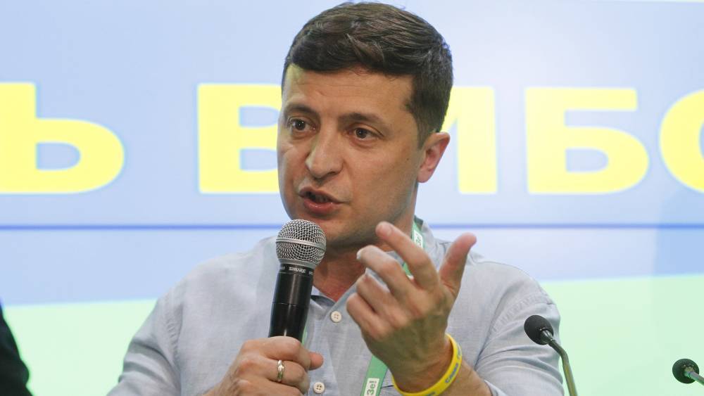 Владимир Зеленский - Украинцы посмеялись над высушиванием луж в Черкассах к приезду Зеленского - riafan.ru - Украина - Киев - Черкассы