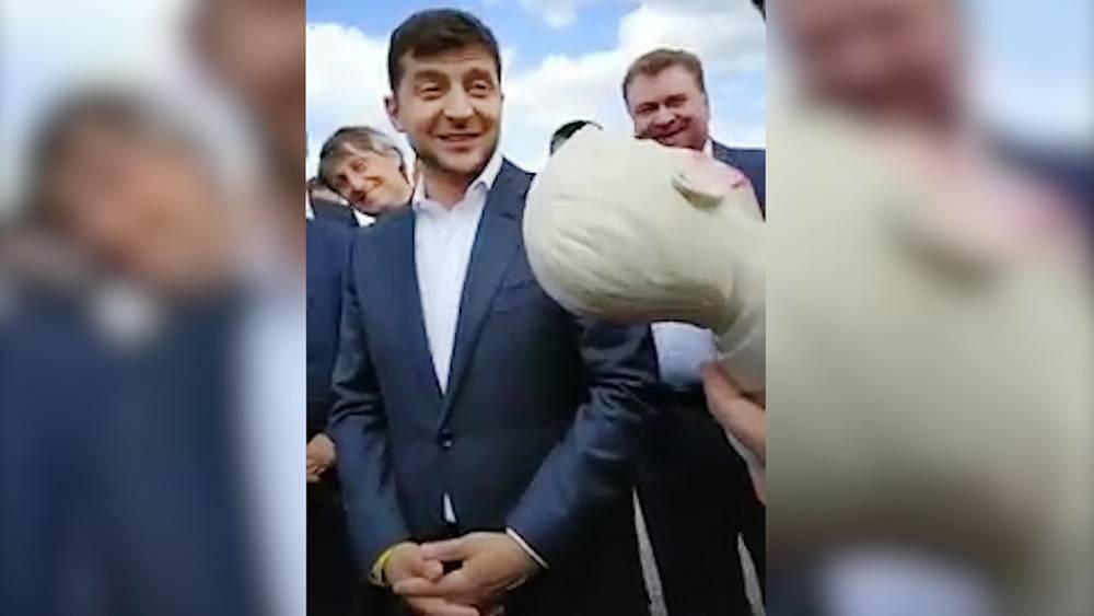 Владимир Зеленский - Перепуганный Зеленский шарахнулся от подарка (видео) - tvc.ru - Украина - Черкассы