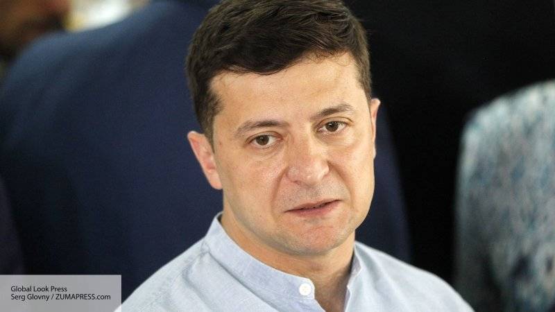 Владимир Зеленский - Зеленский - Александр Дубинин - Зеленский ужаснулся подарку в виде своего бюста - politros.com - Украина - Черкассы