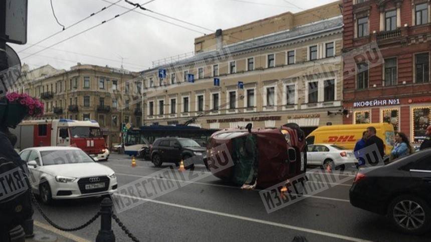 Ford Kuga - Массовая авария в центре Петербурга попала на видео - 5-tv.ru - Санкт-Петербург
