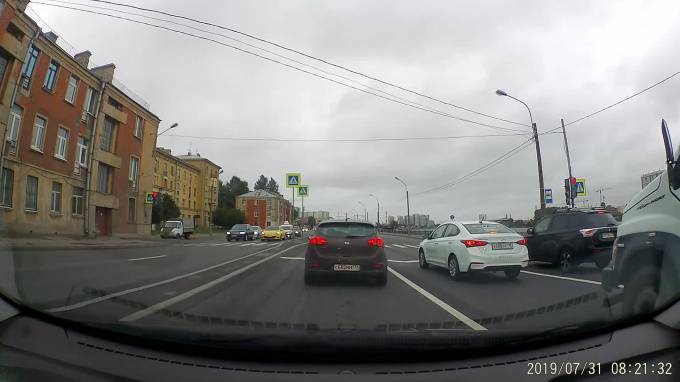 Автомобилисты спасли котенка на Октябрьской набережной - piter.tv - Санкт-Петербург
