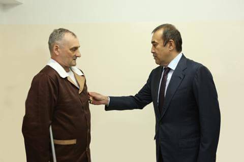 Касым-Жомарт Токаев - Карим Масимов - Масимов наградил командира, спасшего жизнь призывнику в Алматы - nur.kz - Казахстан