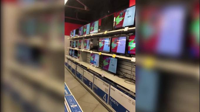 Видео: в Петербурге в магазине бытовой техники телевизоры залило дождем - piter.tv - Санкт-Петербург