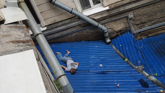 Петербуржец пытался убежать от полицейских через окно и получил травмы - piter.tv - Санкт-Петербург