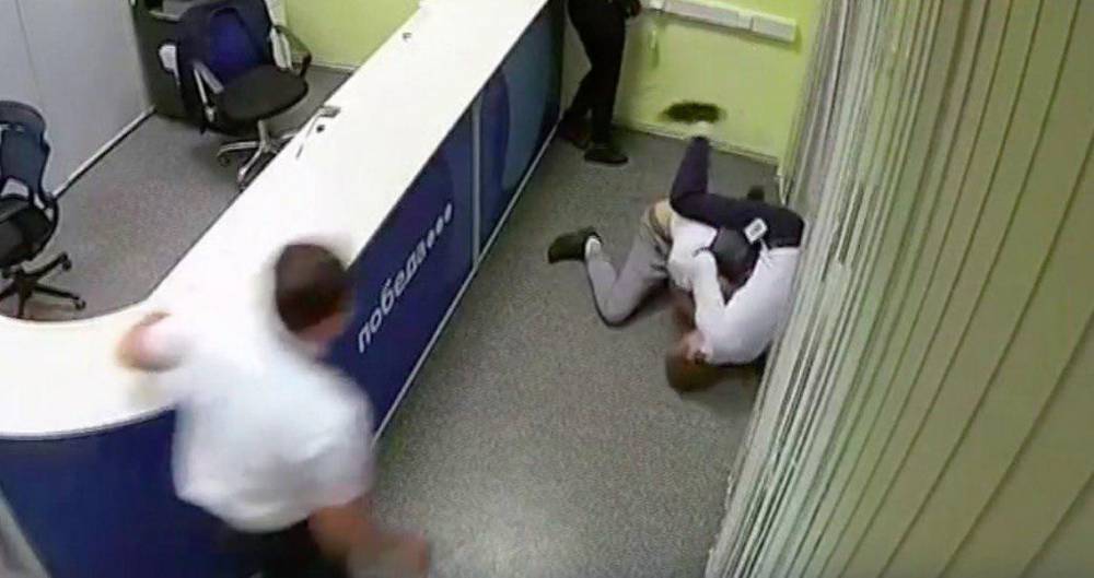 Опоздавшие на рейс пассажиры избили сотрудника "Победы" - m24.ru - Москва - Россия - Анапа