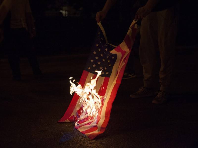 Авраам Линкольн - Коммунисты сожгли американский флаг в Вашингтоне - news.ru - Москва - США - Washington - Америка
