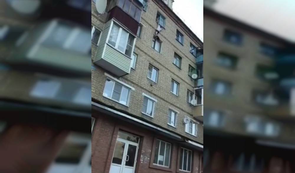 В Вязьме мужчина выпал из окна пятого этажа - readovka.ru - Вязьмы