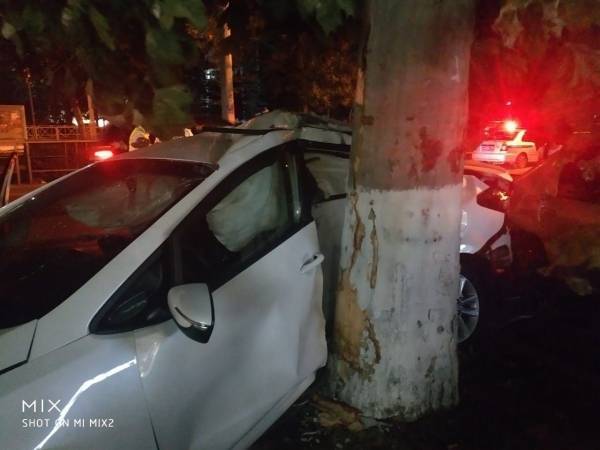 Артем Коноваленко - В Краснодаре на улице Ставропольской водитель «Мерседеса» устроил массовое ДТП и скрылся - glob-news.ru - Краснодар - Новости