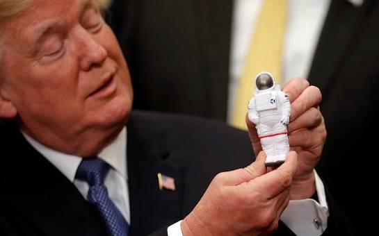 Дональд Трамп - Нил Армстронг - Авраам Линкольн - Трамп пообещал установить американский флаг на Марсе - dialog.tj - США - Вашингтон