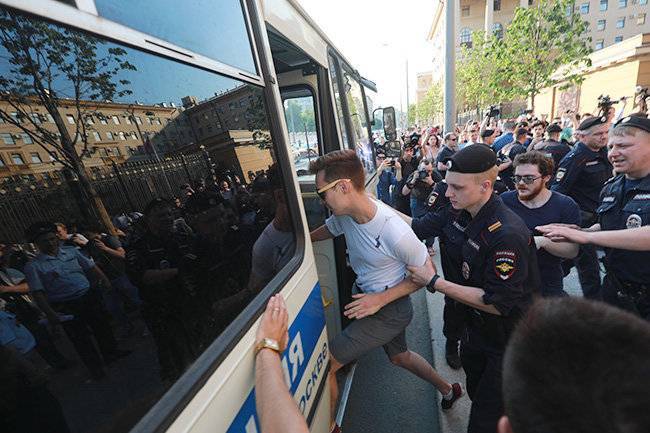 Иван Голунов - Виктор Золотов - Жесткое задержание подростка на митинге в поддержку Голунова прокуроры сочли нарушением - theins.ru - Москва - Россия