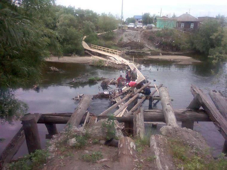 Жители российского села за 10 тысяч рублей строят мост, на который чиновники потратили бы 10 миллионов - readovka.news - Свердловская обл. - Власти - Строительство
