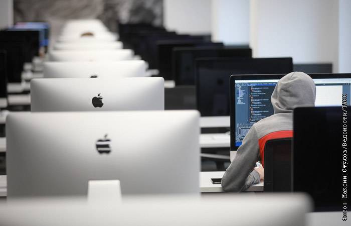 Роструд напомнил, как платить работающим за отпускников - interfax.ru - Москва