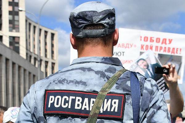 Дмитрий Медведев - С 1 октября у силовиков поднимутся зарплаты - trud.ru - Россия