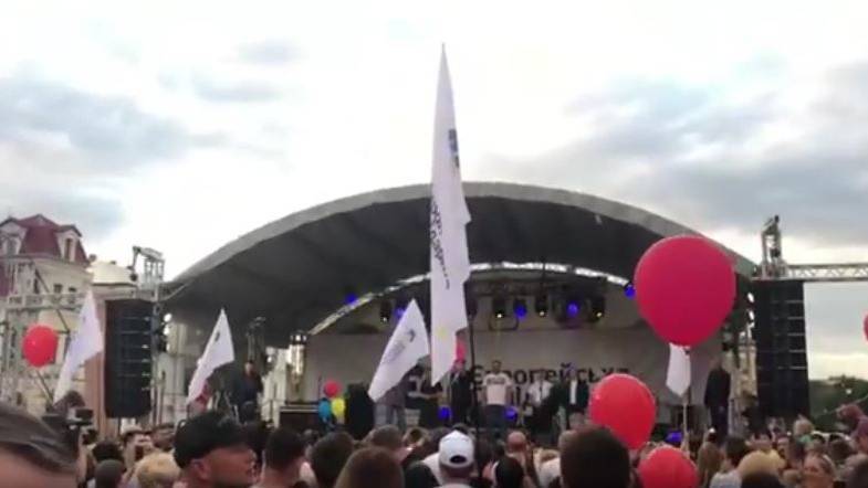 Петр Порошенко - Анатолий Шарий - В Сети появилось скандальное видео с пьяным Порошенко, обзывающим Шария “выбл**дком” - politnavigator.net - Украина - Каменец-Подольский