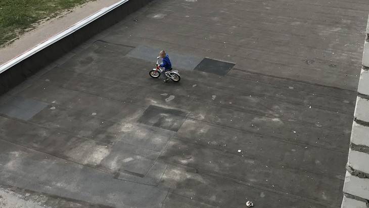 В Брянске дети устроили велодром на крыше здания - bragazeta.ru - Брянск - р-н Советский