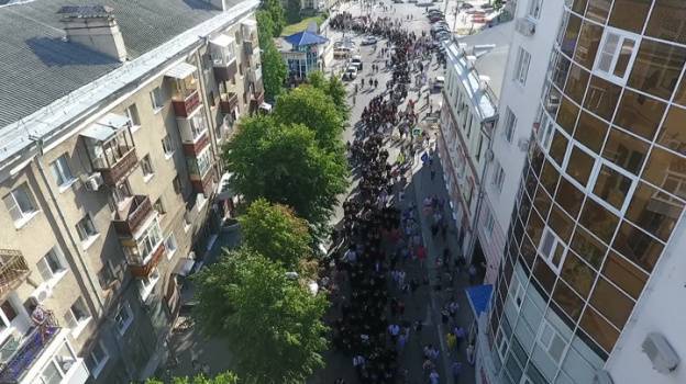 Выпускники ВГУ в мантиях и конфедератках устроили шествие в центре Воронежа – Новости Воронежа и Воронежской области – Вести Воронеж - vestivrn.ru - Воронеж