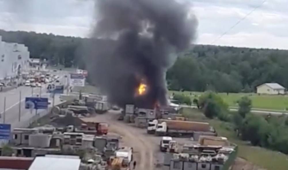 Движение в районе горевшей заправки в ТиНАО восстановлено - m24.ru - Москва