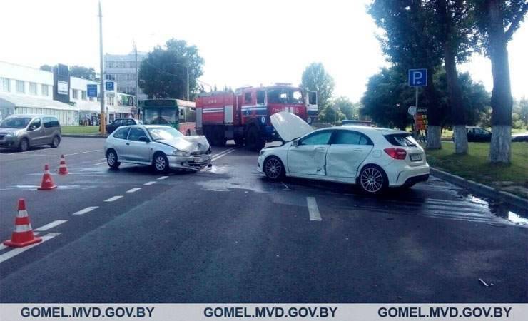 В Гомеле на Федюнинского столкнулись две легковушки, за рулем обоих были девушки - gomel.today - Гомель
