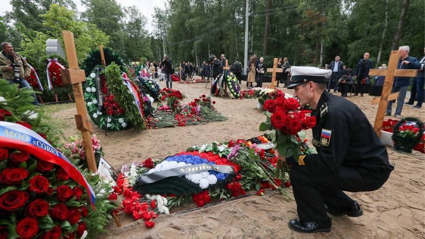 Владимир Путин - Александр Беглов - Андрей Картаполов - Николай Евменов - Видео: В Петербурге похоронили трагически погибших подводников - 5-tv.ru - Россия - Санкт-Петербург - Курск