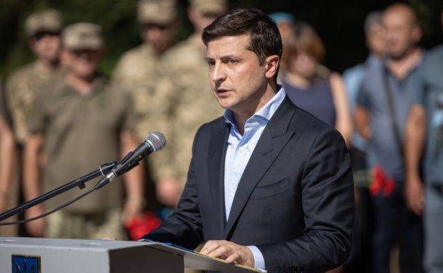 Владимир Зеленский - Алексей Гончарук - Александр Власов - Это мычание уже вот тут стоит: Зеленский разнес закарпатских чиновников. Видео - elise.com.ua - Украина - Черновцы