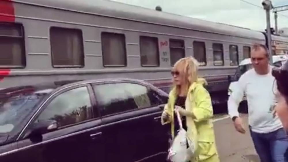 Алла Пугачева - Кристина Орбакайте - Фанаты осудили Пугачеву за то, что она подъехала на машине к перрону - lemurov.net - Латвия