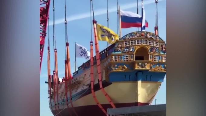Петр Первый - Парусник "Полтава" на Английской набережной собрал толпы петербуржцев - piter.tv - Россия - Петербурга - Полтава