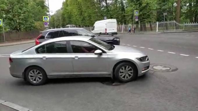 Доброволец в Пушкине помогает автобусам и легковушкам замечать "кирпич" - piter.tv - Санкт-Петербург