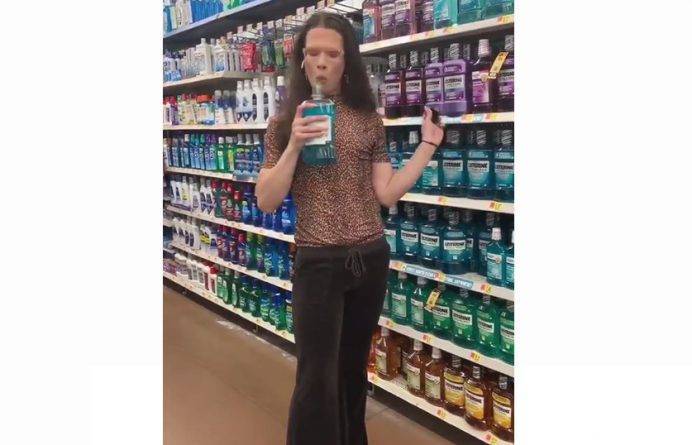 На «чудовищном» вирусном видео клиентка Walmart пробует ополаскиватель для рта, выплевывает обратно и возвращает на полку - usa.one - шт. Огайо