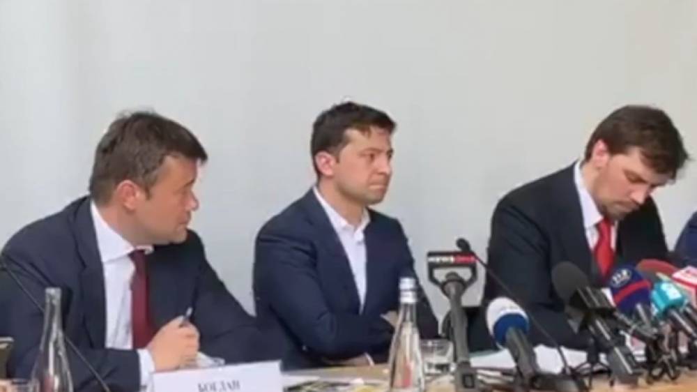 Владимир Зеленский - Петр Порошенко - Зеленский озадачил пользователей Сети странным поведением на совещании - riafan.ru - Украина - Киев - Ужгород