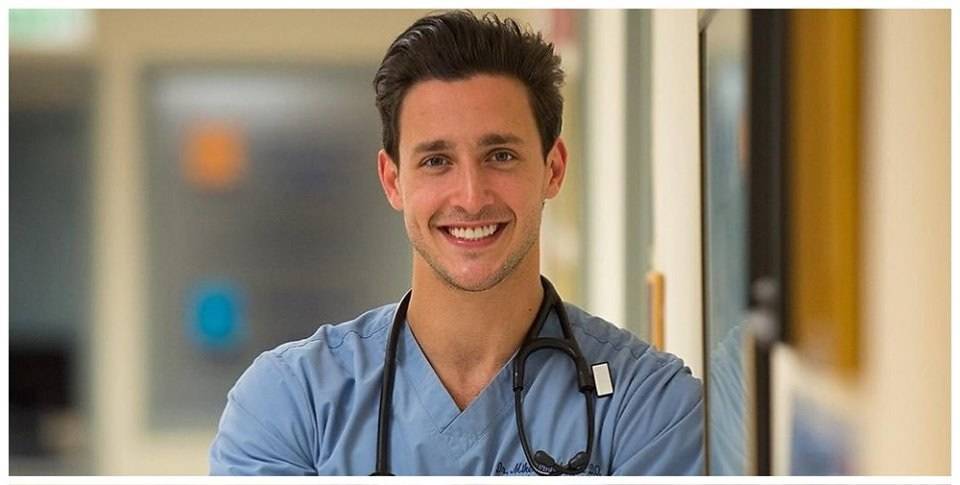 Еврей из России стал самым красивым врачом США и спас человека на рейсе в Израиль - vesty.co.il - США - Израиль - Саранск