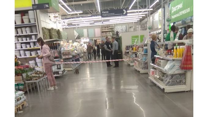В "Леруа Мерлен" на Московском шоссе огородили территорию из-за забытой сумки - piter.tv - Санкт-Петербург