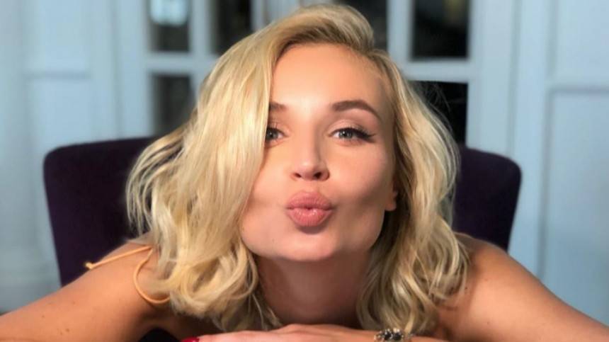 Алла Пугачева - Полина Гагарина - Фото: Поклонники нашли грудь у Полины Гагариной - 5-tv.ru - Париж - Греция