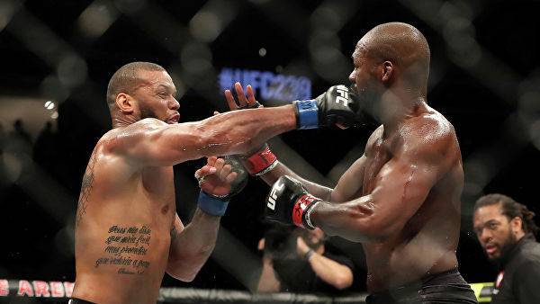 Джон Джонс - Сантос Тиаго - Чемпиона UFC и его оппонента после боя увезли в инвалидных креслах — Информационное Агентство "365 дней" - 365news.biz - Москва - Бразилия