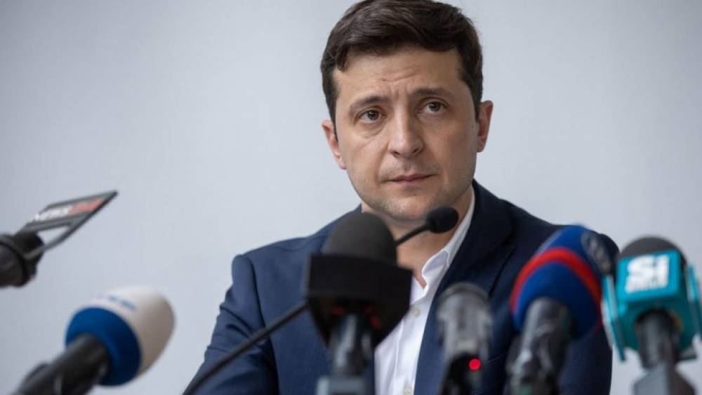 Владимир Зеленский - Петр Порошенко - Владимир Соловьев - Вадим Рабинович - Анатолий Шария - В Раде рассказали, почему команда Зеленского ограничивает его в выступлениях - riafan.ru - Украина - Киев - Ужгород