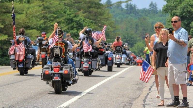 Флойд Мейвезер - Больше 3000 байкеров проехали колонной, чтобы почтить память 7 погибших в аварии мотоциклистов - usa.one - США - штат Коннектикут - шт. Массачусетс - штат Нью-Гэмпшир
