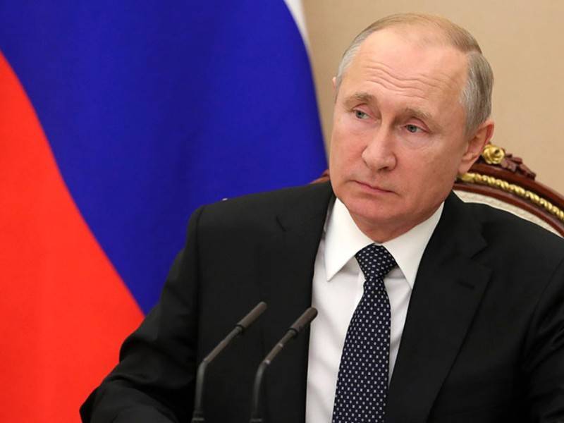 Путин отдал должное традициям боевого братства ветеранов - news.ru - Псковская обл. - Russia