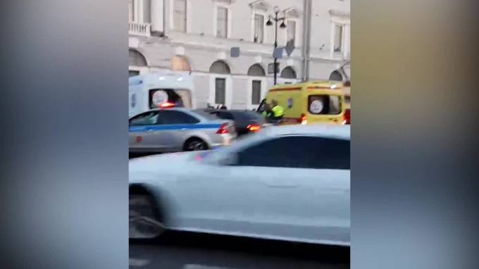 На Невском проспекте "Мерседес" протаранил карету скорой - piter.tv - Санкт-Петербург